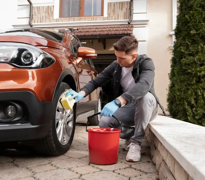 Lavage auto à domicile Dommartin-lès-Toul : professionnel intervenant sur un véhicule